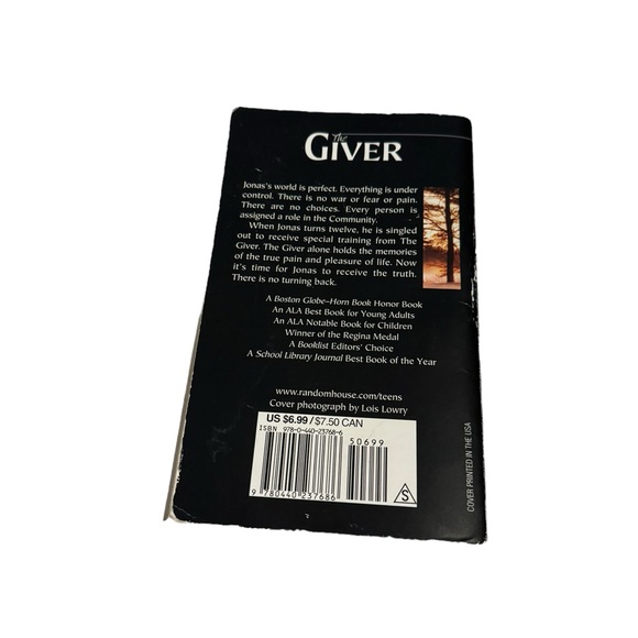 Young Adult Book / The Giver by Lois Lowry. GUC - Picture 2 of 2